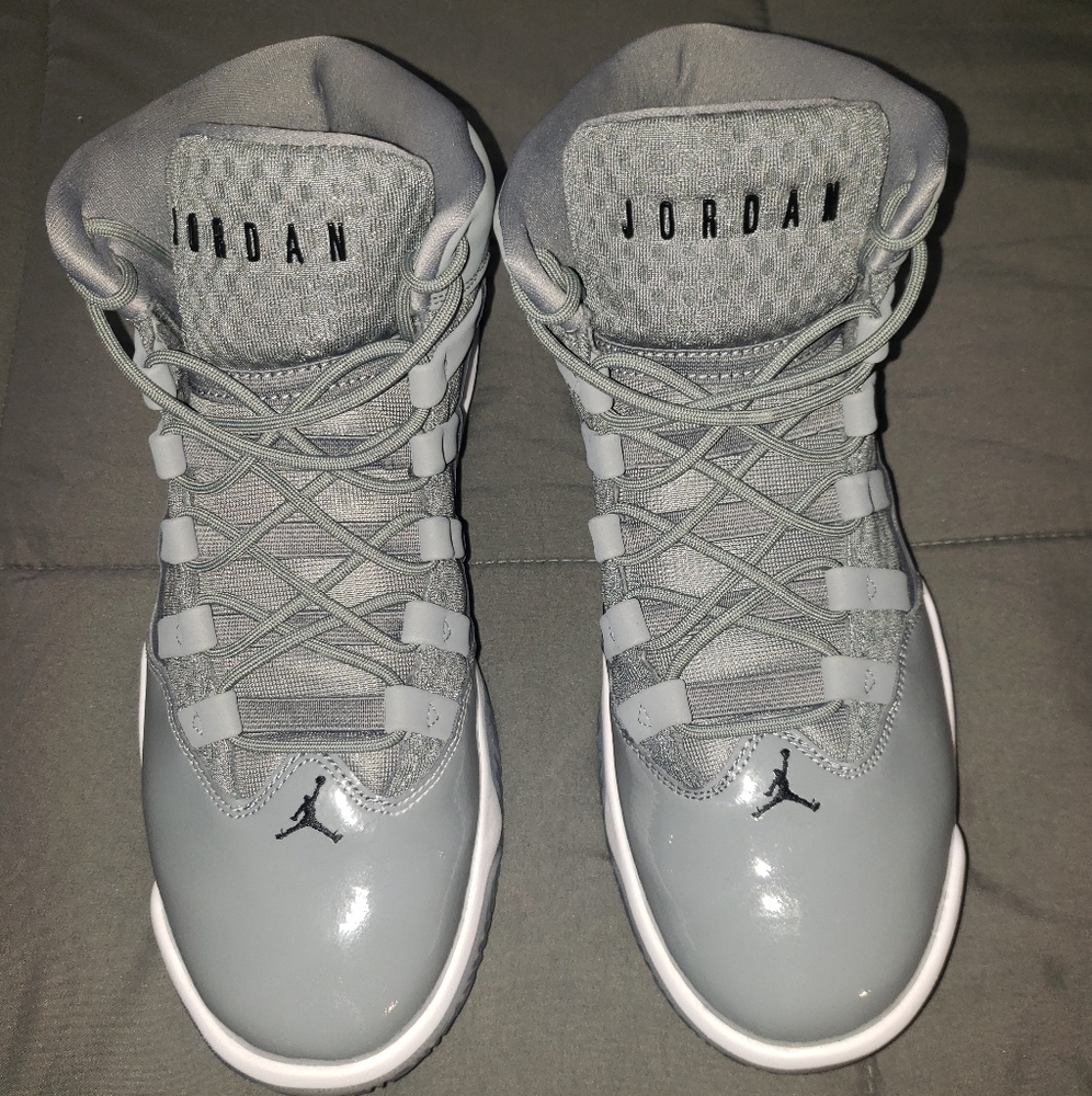 MENS JORDAN MAX AURA- SIZE 11 COOL GRAY